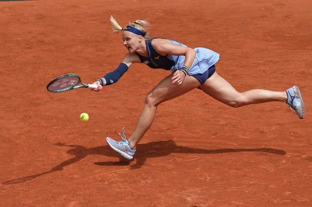 Rebecca Šramková odvracia úder Igy Swiatekovej.