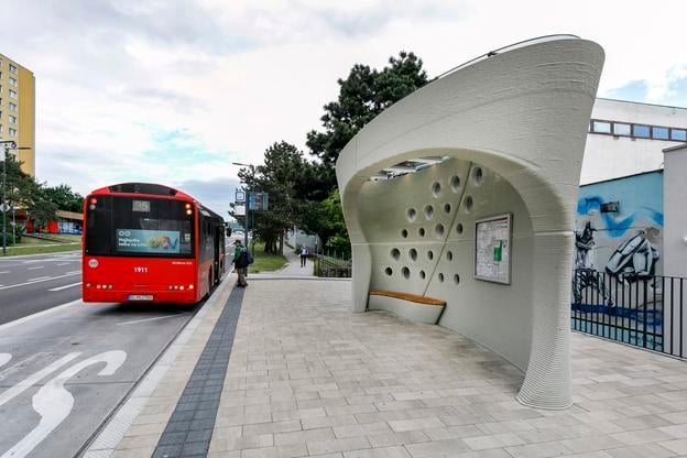 Bratislava’s first-ever bus stop created using 3D concrete printing technology is located in Dúbravka.