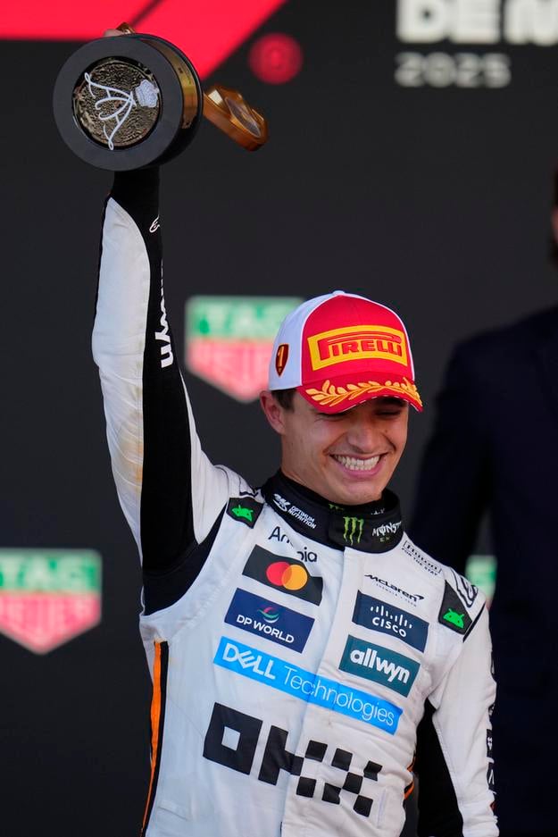 Lando Norris s víťaznou trofejou.