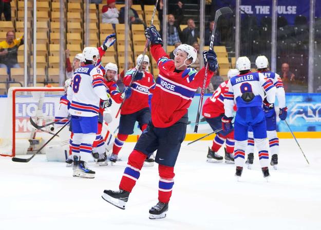 Nórsky obranca Stian Solberg zaujal hetrikom do siete USA (5:6 pp).