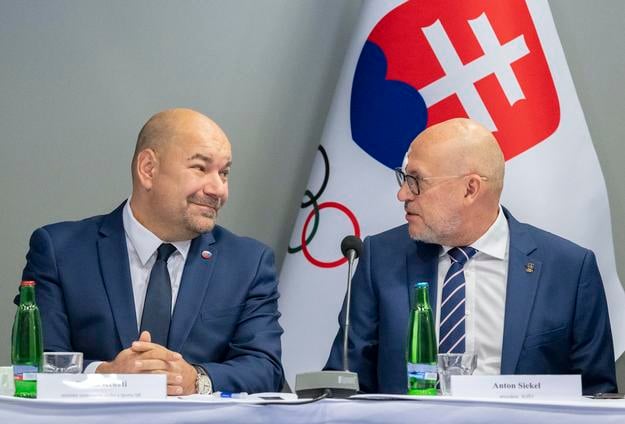Dušan Keketi (vľavo), predchodca Huliaka vo funkcii ministra, medzi športovcami takmer nikdy nechýbal. Tu je rokovaní VZ SOŠV s Antonom Siekelom.