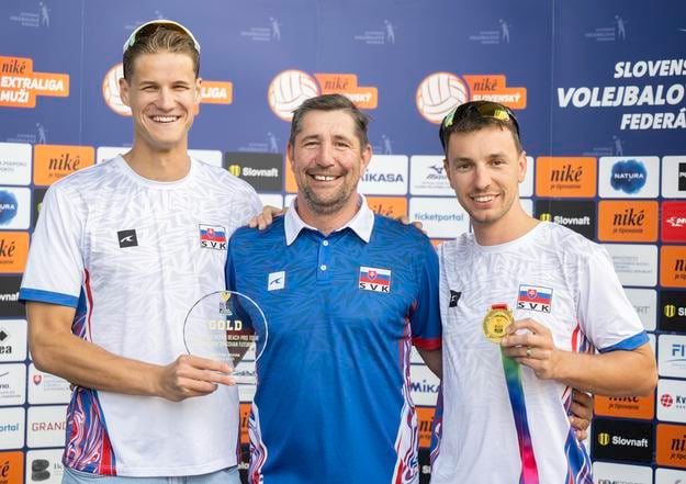 Naši beachoví reprezentanti s trénerom Petrom Vargom.
