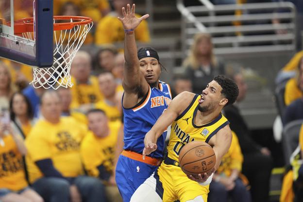 Tyrese Haliburton (0) z Indiany Pacers a Miles McBride z New Yorku Knicks v štvrtom zápase finále Východnej konferencie Indiana Pacers - New York Knicks v Indianapolise.