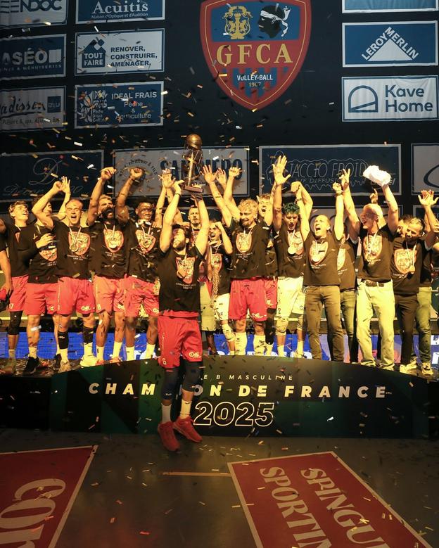 Volejbalisti GFC Ajaccio sa tešia z triumfu v Ligue B, Matej Paták v strede pod cennou trofejou.