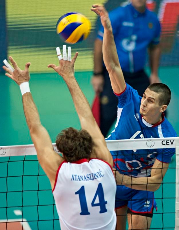 Matej Paták reprezentoval Slovensko na piatich ME, na snímke vpravo v útoku v zápase proti Srbsku na ME 2015 v Taliansku.
