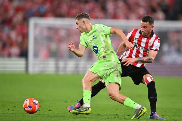 Fermin Lopez (vľavo) v súboji o loptu s hráčom Athletic Bilbao Alexom Berenguerom. Zo stretnutia španielskej La Ligy Bibao - Barcelona.