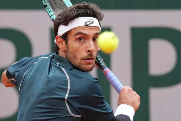 Taliansky tenista Lorenzo Musetti odvracia loptičku Danielovi Elahimu Galanovi z Kolumbie počas zápasu 2. kola mužskej dvojhry na grandslamovom turnaji Roland Garros v Paríži.
