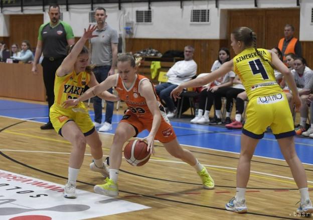 Basketbalistky Young Angels Košice počas vlaňajšieho štvrťfinále s Ružomberkom. Na snímke Viktória Havranová(Ružomberok) a vľavo Kornélia Pomothyová (Košice).