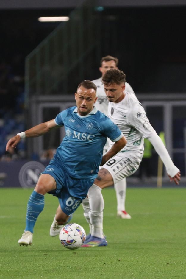Slovenský hráč Neapolu Stanislav Lobotka (vpredu).