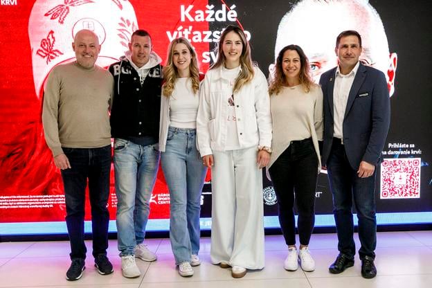 Na snímke zľava prezident Slovenského olympijského a športového výboru (SOŠV) Anton Siekel, bývalý boxer Tomi Kid Kovács, riaditeľka Nadácie SOŠV Zuzana Vodáčková, ambasádorka kampane lyžiarka Petra Vlhová, športová riaditeľka Špeciálnych olympiád Slovensko Martina Gogolová a riaditeľ Športového centra polície Juraj Minčík počas podujatia Športová kvapka krvi, ktorú zorganizovali Slovenský olympijský a športový výbor, Národné športové centrum, Vojenské športové centrum Dukla a Športové centrum polície v spolupráci s Národnou transfúznou službou SR v Dome športu v Bratislave.