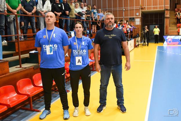 Športový manažér šalianskych hádzanárok Rudolf Petrikovič (vpravo) avizuje, že sa v nasledujúcej sezóne pokúsia o najvyššie méty. Jubilejný desiaty slovenský titul sa pokúsia získať pod vedením trénera Petra Pčolu  (vľavo), jeho asistentkou už nebude Petra Varjassiová (v strede), ale opäť Andrea Šalatová.