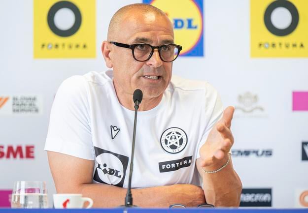 Tréner slovenskej futbalovej reprezentácie Francesco Calzona počas tlačovej konferencie.