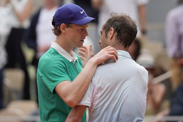 Richard Gasquet (vpravo) a Jannik Sinner z Talianska v družnom rozhovore v Paríži.
