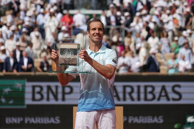 Richard Gasquet s pamätnou trofejou od organizátorov po jeho poslednom zápase v kariére proti Talianovi Jannikovi Sinnerovi na grandslamovom turnaji Roland Garros v Paríži.
