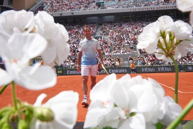 Francúzsky tenista Richard Gasquet sa usmieva v 2. kole mužskej dvojhry proti Talianovi Jannikovi Sinnerovi na grandslamovom turnaji Roland Garros v Paríži.