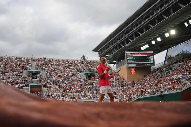 Srbský tenista Novak Djokovič počas 2. koly mužskej dvojhry proti Francúzovi Corentinovi Moutetovi na grandslamovom turnaji Roland Garros v Paríži.