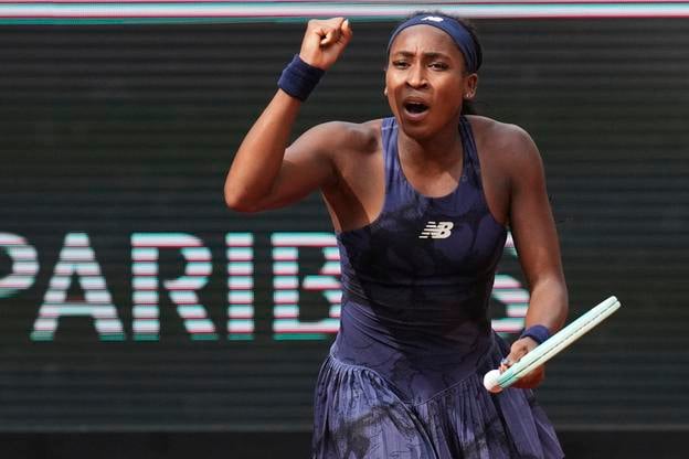 Americká tenistka Coco Gauffová oslavuje po výhre nad Češkou Terezou Valentovou v 2. kole dvojhry žien na grandslamovom tenisovom turnaji Roland Garros v Paríži.