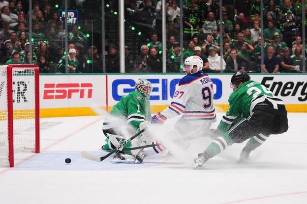 Center Connor McDavid z Edmontonu Oilers strieľa gól brankárovi Dallasu Stars Caseymu DeSmithovi.