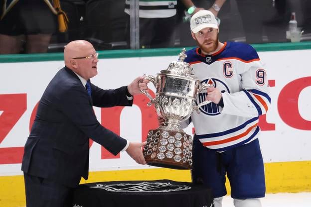 Kapitán Edmontonu Connor McDavid pózuje s pohárom Clarence S. Campbell Bowl, ktorý sa udeľuje víťazovi Západnej konferencie.