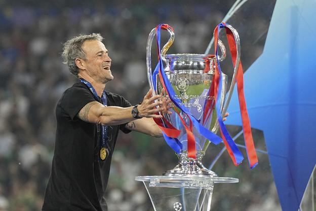 Tréner Paríža St. Germain Luis Enrique sa dotýka trofeje po triumfe vo finále Ligy majstrov vo futbale Paríž St. Germain - Inter Miláno.