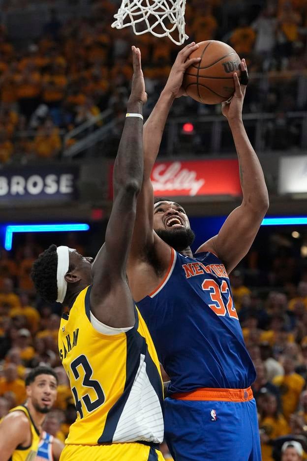 Karl-Anthony Towns (32) v súboji s Pascalom Siakamom z tímu Indiana Pacers.