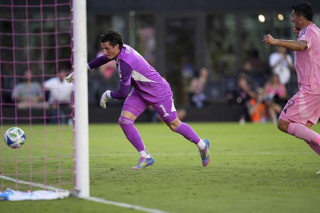Utočník Interu Miami Luis Suarez strieľa gól do siete Columbusu v MLS. Brankár Columbusu Nicolas Hagen už ceste lopty do siete nestihol  zabrániť. 