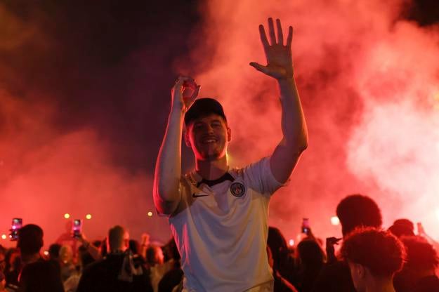 Fanúšik PSG ukazuje na prstoch konečné skóre mníchovského finále Ligy majstrov. Paríž zdolal Inter Miláno 5:0.
