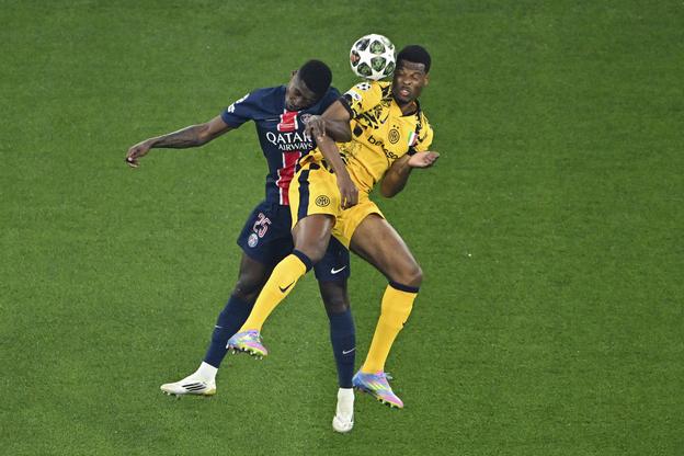 Nuno Mendes (vľavo) bojuje o loptu s Denzelom Dumfriesom z milánskeho Interu. Z finále Ligy majstrov v Mníchove PSG - Inter Miláno 5:0.
