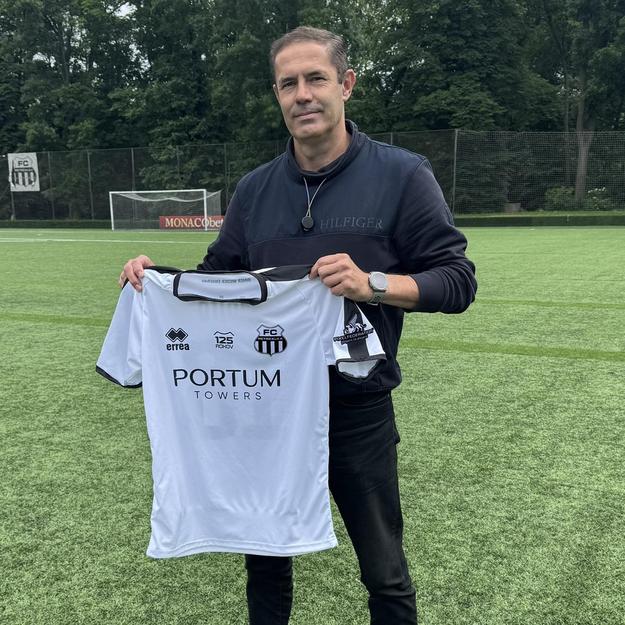 Tréner Ľubomír Reiter na petržalskom štadióne v Ovsišti.