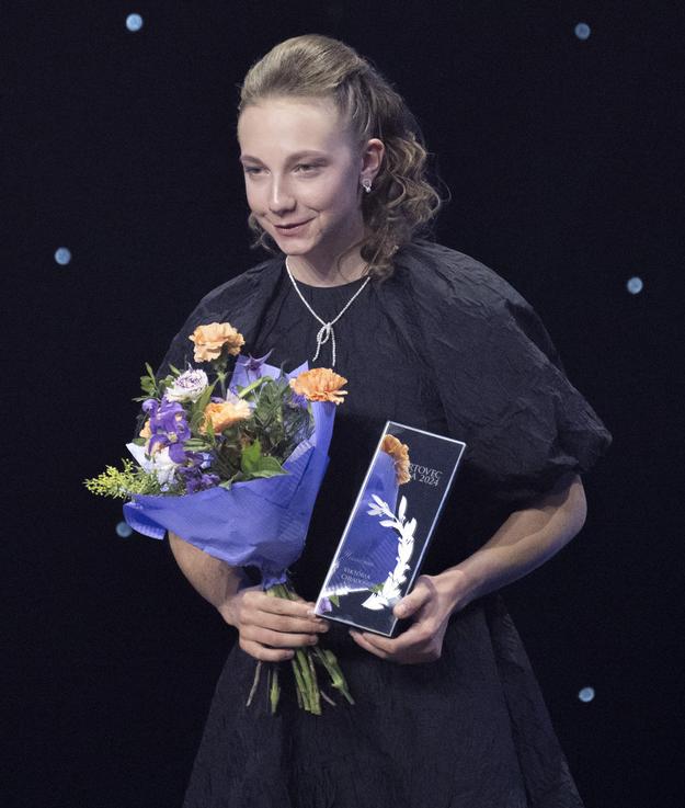 Viktória Chladoňová s ocenením v kategórii Talent roka počas vyhlásenia ankety Športovec roka 2024.