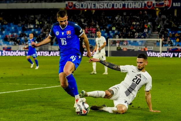 Dávid Hancko (vľavo) počas marcového neúspešného play-off o postup do B-divízie Ligy národov proti Slovinsku. 
