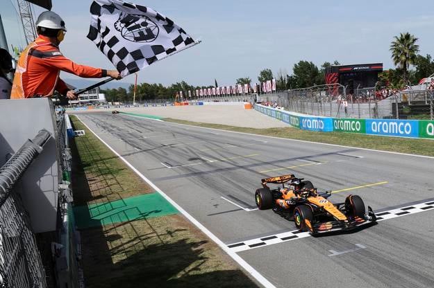 Oscar Piastri pretína cieľovú rovinku na VC Španieska. Albert Gea/Pool Photo via AP.
