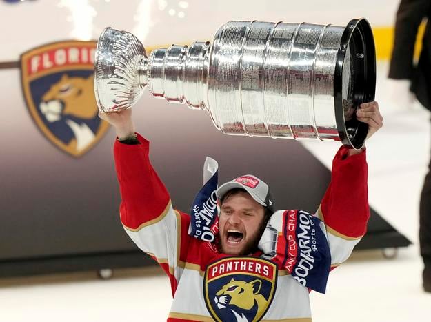 Útočník Floridy Aleksander Barkov so Stanley Cupom.