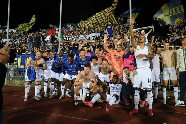 Futbalisti Hellasu Verona sa tešia zo záchrany v Serii A, Ondrej Duda je úplne vľavo.