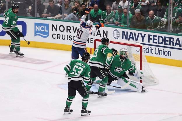Krídelník Edmontonu Corey Perry (vpravo) sa teší z gólu proti Dallasu.
