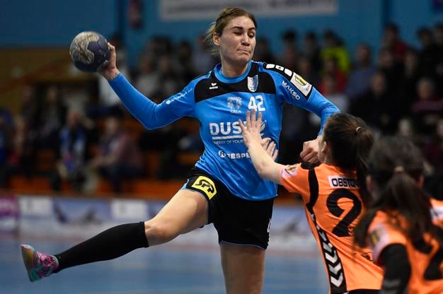 Karin Bujnochová (vľavo) si dres HK Slovan Duslo Šaľa naposledy obliekala v sezóne 2017/2018 a od nadchádzajúcej ho bude nosiť opäť.