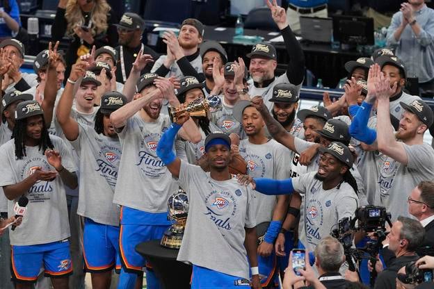 Shai Gilgeous-Alexander (uprostred) z Oklahoma City sa raduje so spoluhráčmi po piatom zápase finále Západnej konferencie zámorskej NBA Oklahoma City Thunder - Minnesota Timberwolves.
