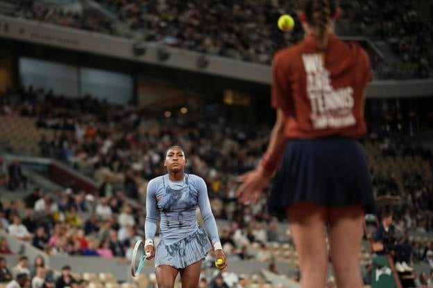 Americká tenistka Coco Gauffová (vľavo) sa pripravuje na podanie loptičky jej krajanke Madison Keysovej vo štvrťfinále ženskej dvojhry na grandslamovom turnaji Roland Garros.