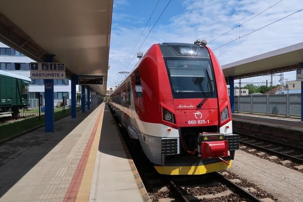 One of two Panter trains financed from the recovery plan, out of a total of five. Railway carrier ZSSK put it into comission on Tuesday operating between Trnava and Kúty in western Slovakia. The train has a capacity of 343 seats. The trains will run Trnava and Banská Bystrica Regions.