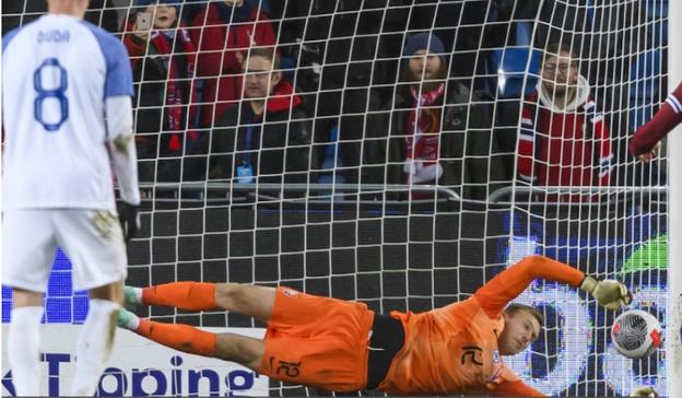 Marek Rodák v bránke Slovenska vo vlaňajšom zápase proti Nórsku v Osle.