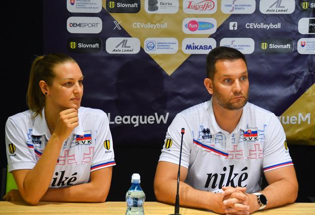 Tréner slovenských volejbalistiek Michal Mašek (vpravo) a kapitánka Karin Palgutová.