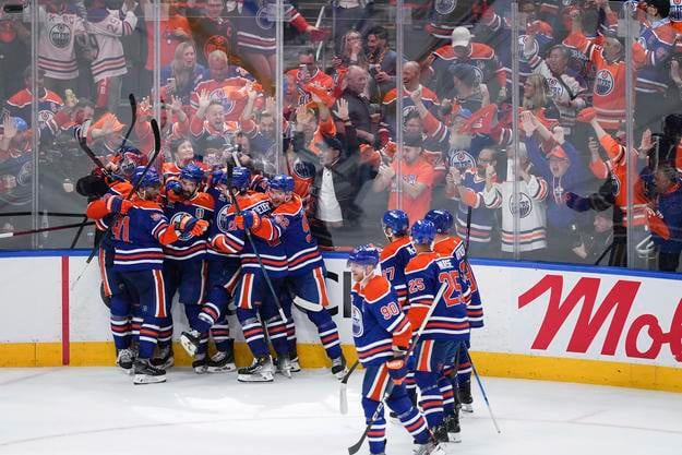 Víťazná radosť hokejistov Edmontonu po zásahu Leona Draisaitla v predĺžení v prvom zápase finálovej série o Stanleyho pohár proti hráčom Floridy.