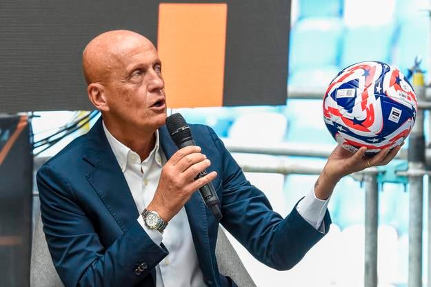 Pierluigi Collina a lopta, s ktorou sa bude hrať na klubových MS.