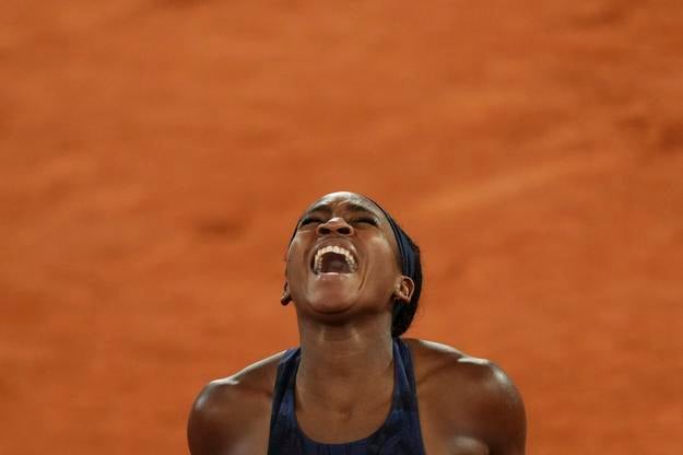 Coco Gauffová sa raduje z víťazstva nad Francúzkou Lois Boissonovou v semifinále ženskej dvojhry na grandslamovom turnaji Roland Garros v Paríži.