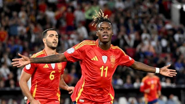 Nico Williams (vpravo) sa raduje z úvodného gólu Španielska do siete Francúzska v semifinále Ligy národov v Stuttgarte. Vľavo Mikel Merino.
