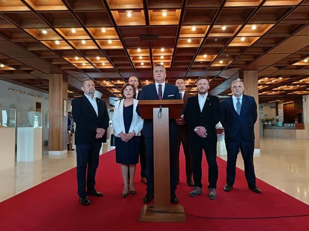 Chair of the Slovak National Party (SNS) Andrej Danko (centre), Štefan Harabin (left), SNS MPs Peter Kotlár (second from right), Roman Michelko (right), Dagmar Kramplová (second from left), and Slovak Revival Movement (SHO) leader Róbert Švec during a press conference on anti-Russia sanctions in Bratislava on Thursday, June 5, 2025.