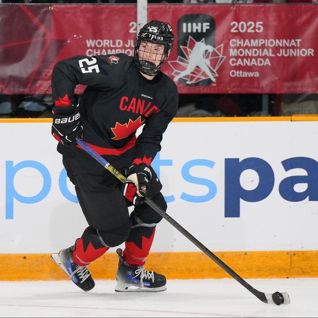 Kanadský obranca Matthew Schaefer je hlavný kandidát na jednotku draftu do NHL 2025.