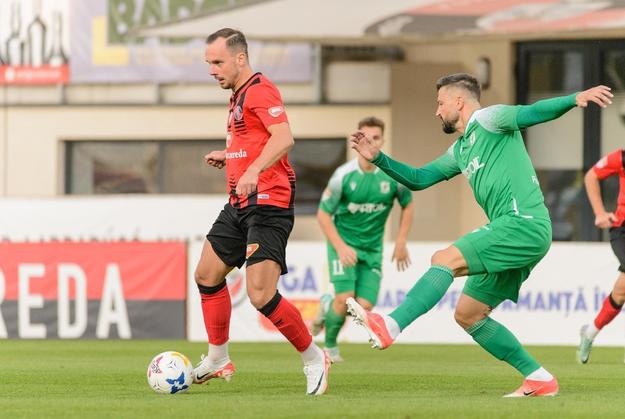 Jozef Dolný (vľavo) v typickej futbalovej pozícii.