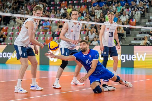 Pre slovenských volejbalistov symbolická póza zo zápasu proti Fínom – nahrávač Peter Barták zasahuje loptu na kolenách.
