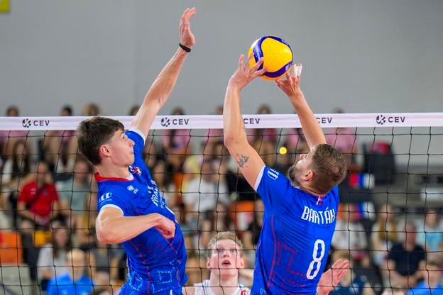 Zľava Andrej Billich a Peter Barták (obaja Slovensko) počas zápasu Zlatej Európskej ligy vo volejbale Slovensko - Fínsko v Bratislave.